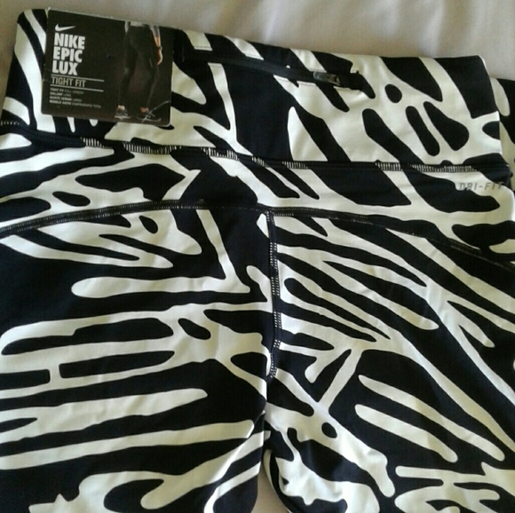 Nike Epic Lux Tight Fit NWT size S - Picture 4 of 8